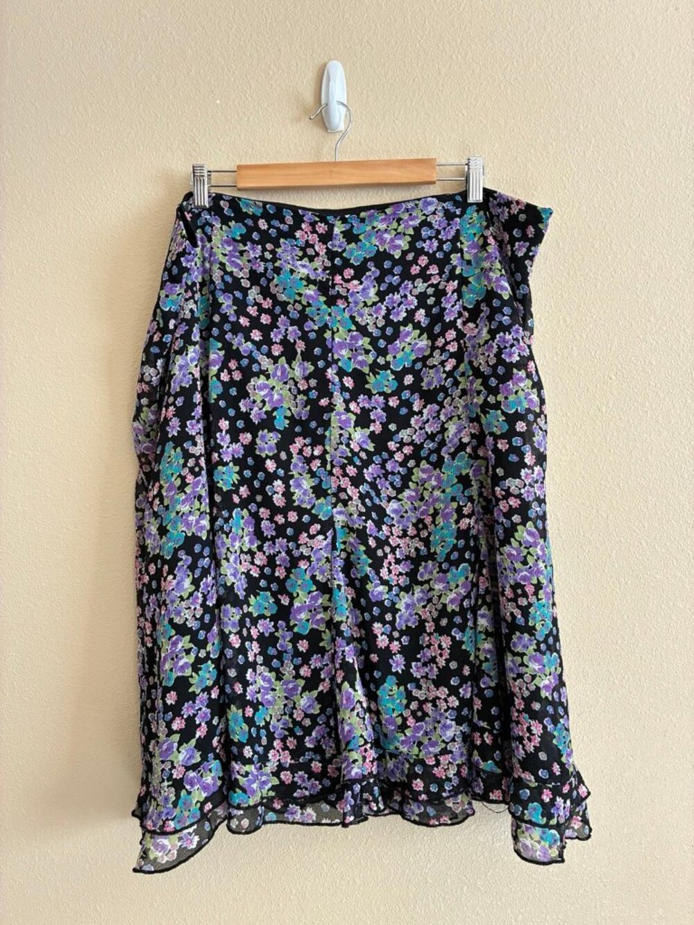 Dressbarn Women's Black Plus Size Floral Flutter Skirt Size 20W